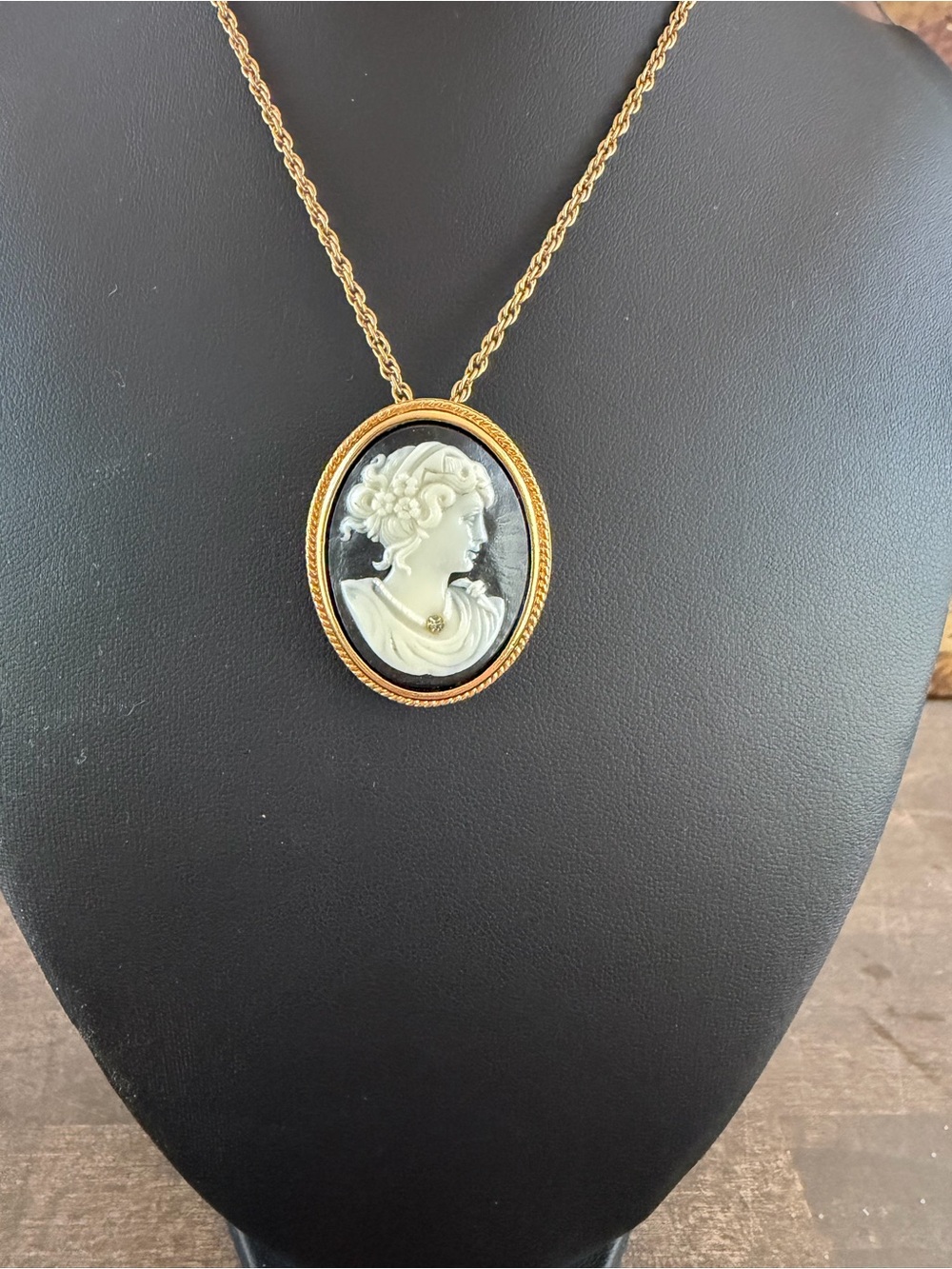 Avon Gold Cameo Pendant Necklace - Classic Women's Jewelry - Picture 2 of 6